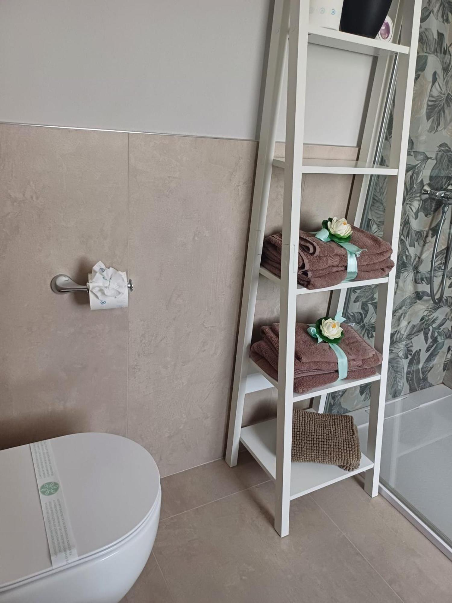 Maryhouse - Ingresso Indipendente Hotell Venegono Superiore Exteriör bild